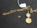 Gros plan sur un collier en or sur lequel se trouve une pièce de monnaie