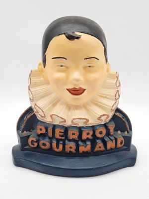une image représentant une figurine de femme avec un col à volants