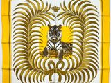 une écharpe jaune et blanche avec un tigre dessus
