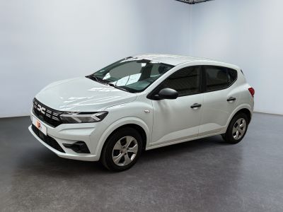 La voiture blanche est garée dans une grande pièce au sol noir