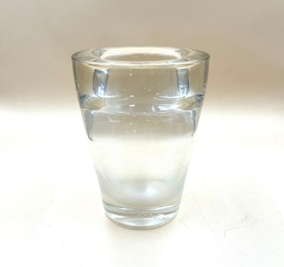 un petit verre d'eau posé sur une table