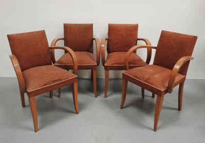 lot de quatre chaises de style « mid-century » avec accoudoirs et coussins rembourrés