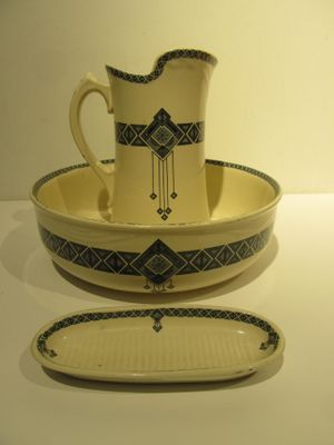 une table blanche sur laquelle se trouvent un bol et une tasse
