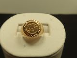 un gros plan d'une bague en or ornée d'un nœud