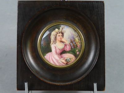 l'image d'une femme en robe rose sur une assiette