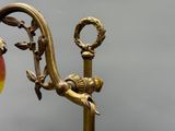 une lampe posée sur une table