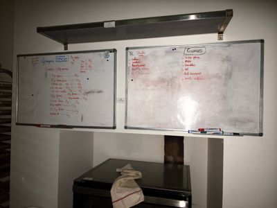 deux inscriptions au marqueur effaçable à sec sur un tableau blanc accroché au mur