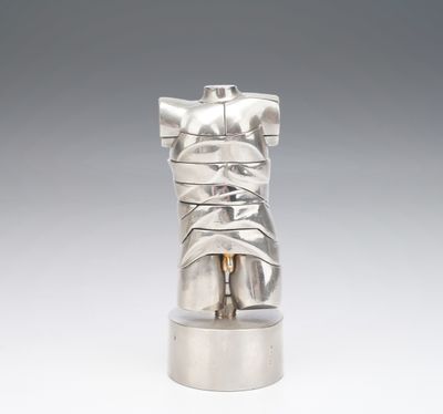 une sculpture en argent représentant une botte ornée d'un nœud