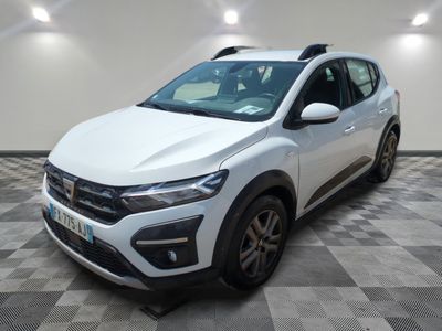 une voiture blanche garée dans une pièce au sol en damier