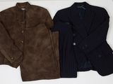 une paire de vestes et de pantalons pour homme posée sur une surface blanche