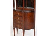une armoire ancienne en bois, dotée de deux tiroirs et d'un miroir sur le dessus