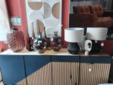 une table sur laquelle sont posées deux lampes, dans un salon