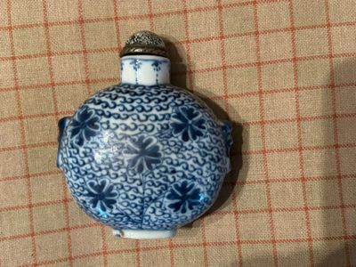 un vase bleu et blanc avec un couvercle sur une table