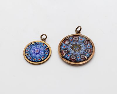 deux pendentifs ornés de motifs bleus et violets