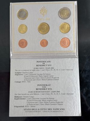 un gros plan d'une carte posée sur une table, sur laquelle se trouvent des pièces de monnaie