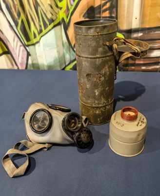 Un masque à gaz dans sa boite métallique