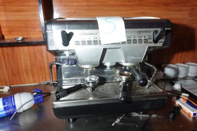 une machine à café posée sur une table