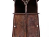 une armoire en bois munie d'une porte et d'une étagère