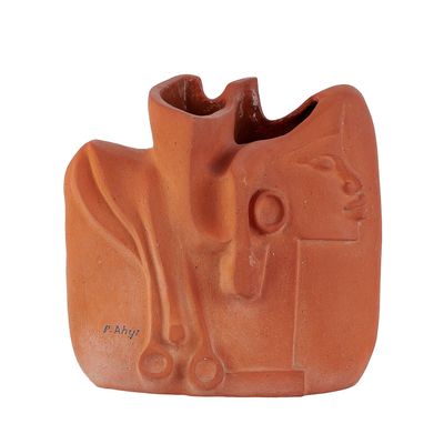 une sculpture en argile représentant une vache sur fond blanc