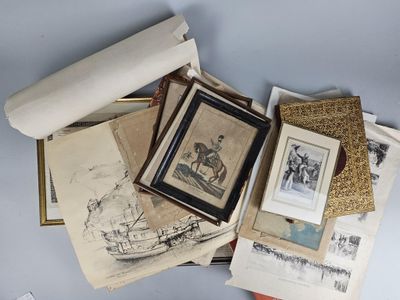une pile de vieux papiers et de photos posée sur une table