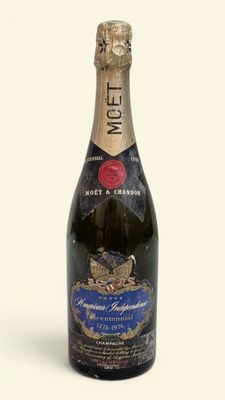 gros plan d'une bouteille de champagne sur fond blanc