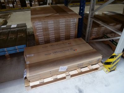 une palette remplie de cartons dans un grand entrepôt