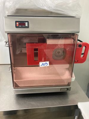 une machine posée sur une table