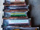 un grand nombre de trains miniatures posés sur une table