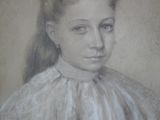 portrait d'une jeune fille en robe blanche avec un nœud rouge