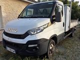 un camion blanc garé dans l'herbe
