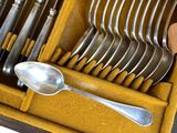 many spoons and spoon spoons in a case