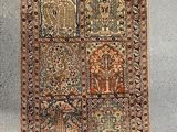 un tapis accroché au mur dans une pièce