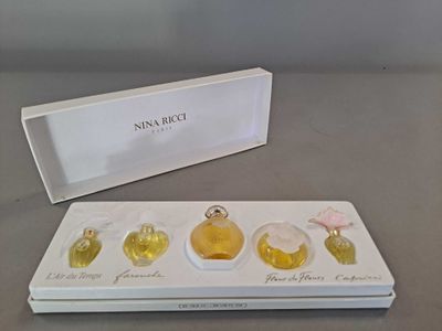 une boîte blanche contenant quatre parfums différents