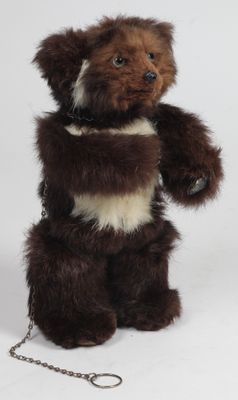 un ours en peluche marron attaché à une chaîne