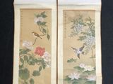 Deux tableaux représentant des oiseaux et des fleurs sont accrochés au mur.