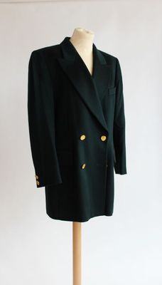 une image d'un costume sur un mannequin