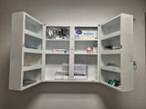 une armoire à pharmacie qui contient beaucoup de médicaments