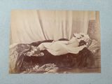 une vieille photo d'une femme allongée sur un lit
