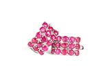 un gros plan sur une paire de boucles d'oreilles en saphir rose et diamants