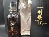 un gros plan sur une bouteille de whisky dans un coffret