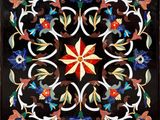 un gros plan sur une image représentant un motif floral sur fond noir