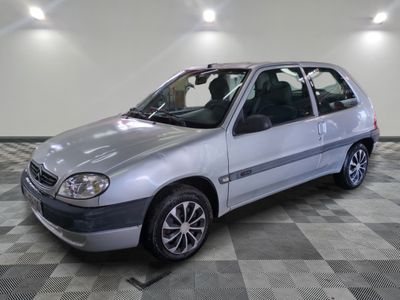 la photo d'une voiture argentée garée dans un garage