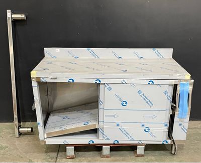 a box that is sitting on top of a pallet