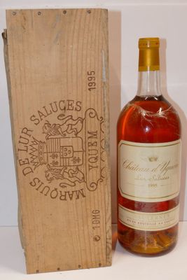 une vieille bouteille de vin posée à côté d'une caisse en bois