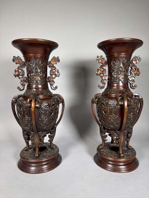 two vases that are sitting side by side on a table