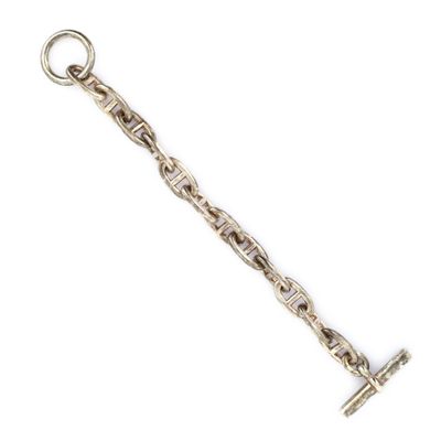 un gros plan d'une chaîne en argent ornée d'une croix