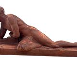 statue d'une femme allongée sur un socle en marbre