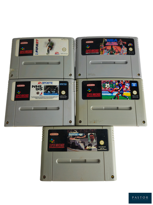 trois cartouches de jeux Nintendo empilées les unes sur les autres sur une surface blanche