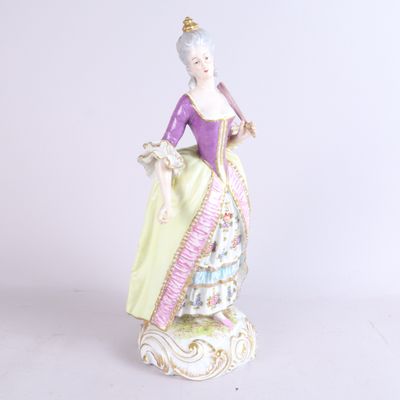 une image représentant une figurine de femme vêtue d'une robe violette