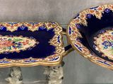 deux bols et un plateau exposés dans une vitrine